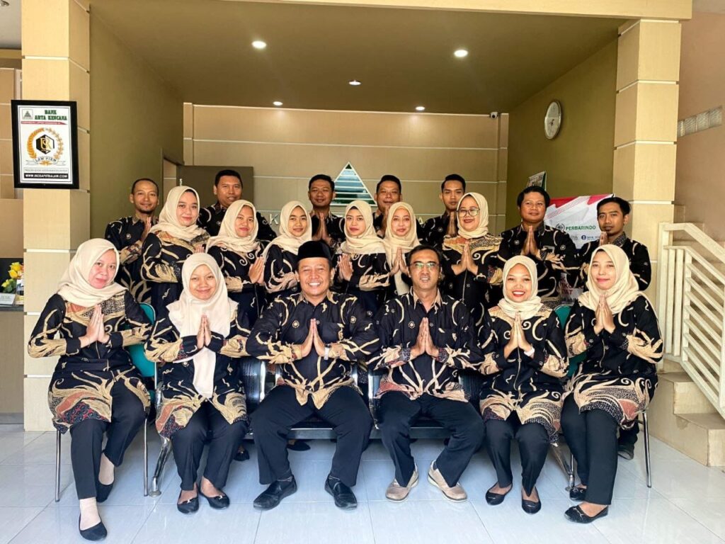 Seragam batik perusahaan untuk karyawan Bank Arta Kencana