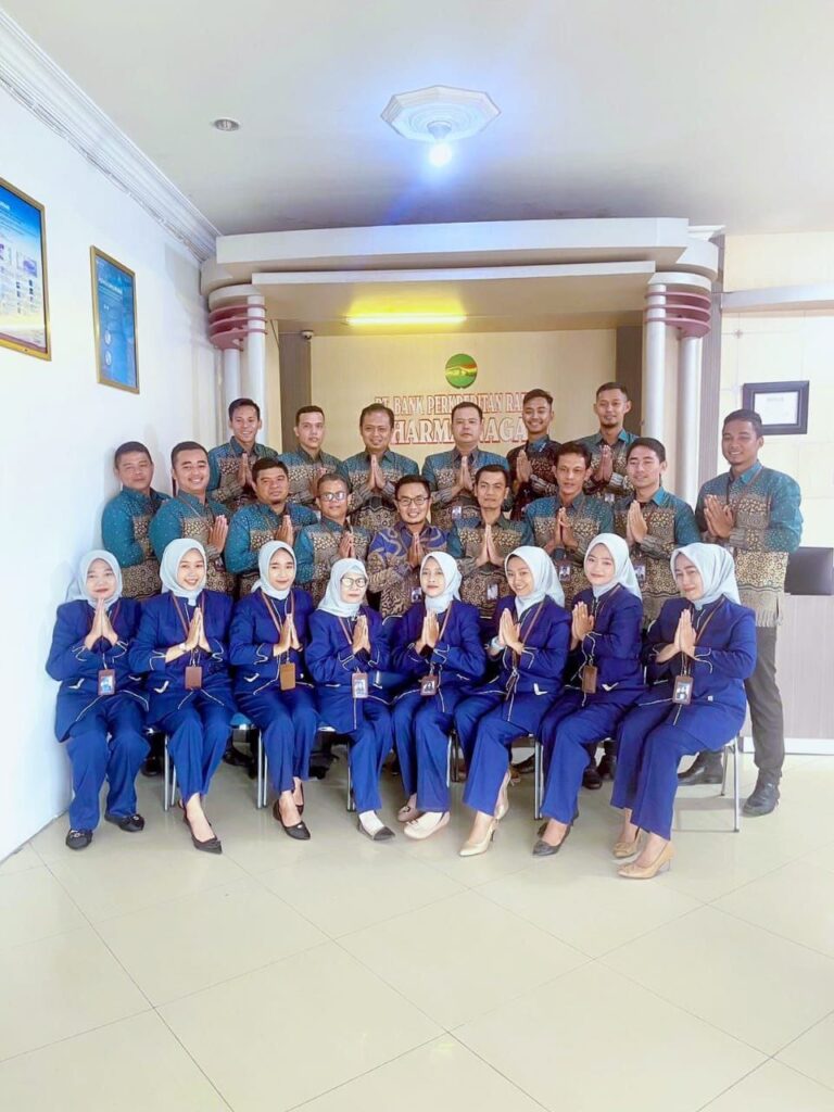 Seragam batik perusahaan untuk karyawan BPR Dharma Naga