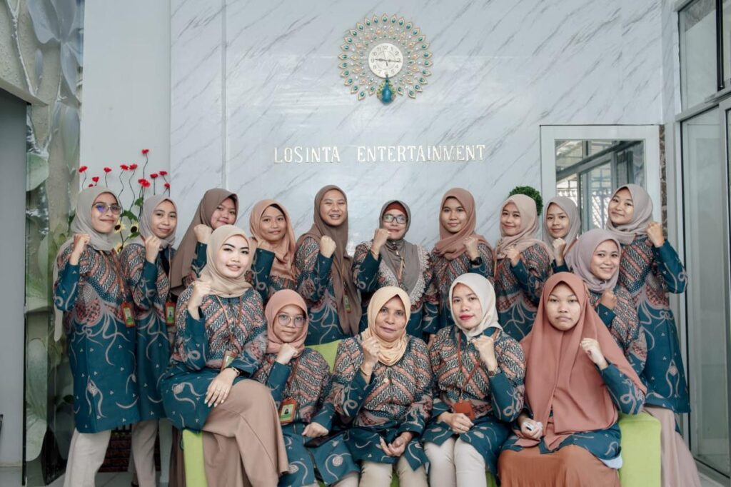 Seragam batik perusahaan untuk tim Losinta Entertainment
