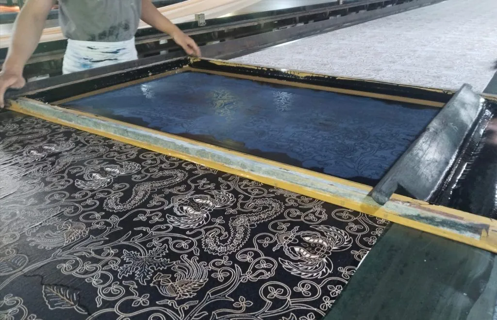 Proses pewarnaan dan pencetakan motif pada kain batik