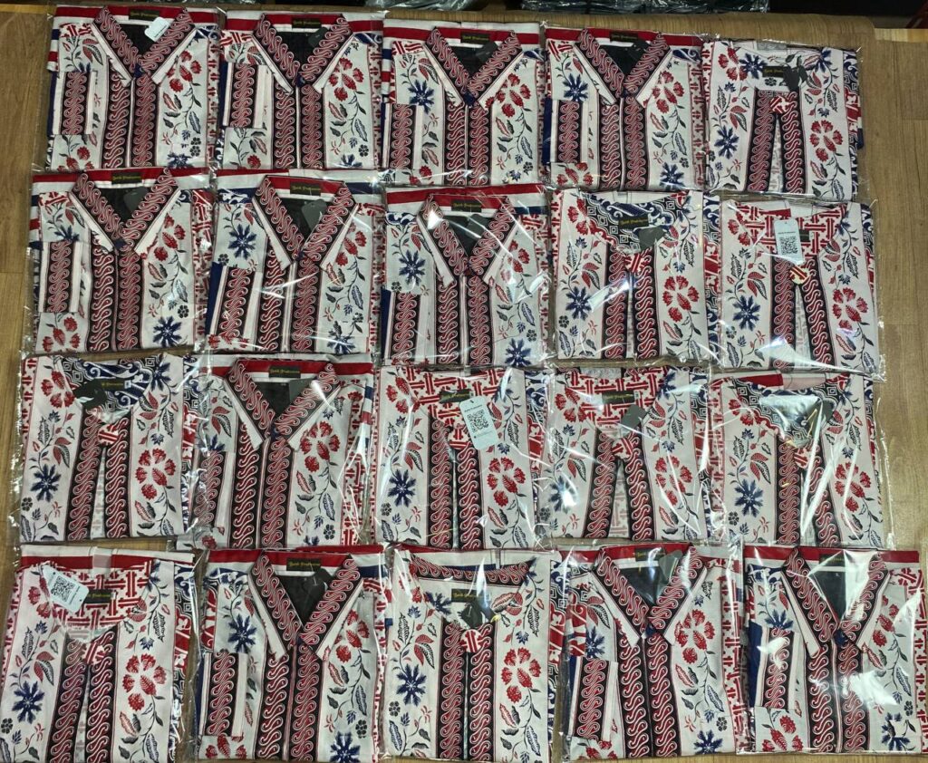 Seragam batik terlipat dan terkemas siap melewati pemeriksaan akhir