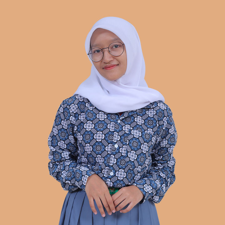 Seragam batik sekolah dikenakan seorang siswi