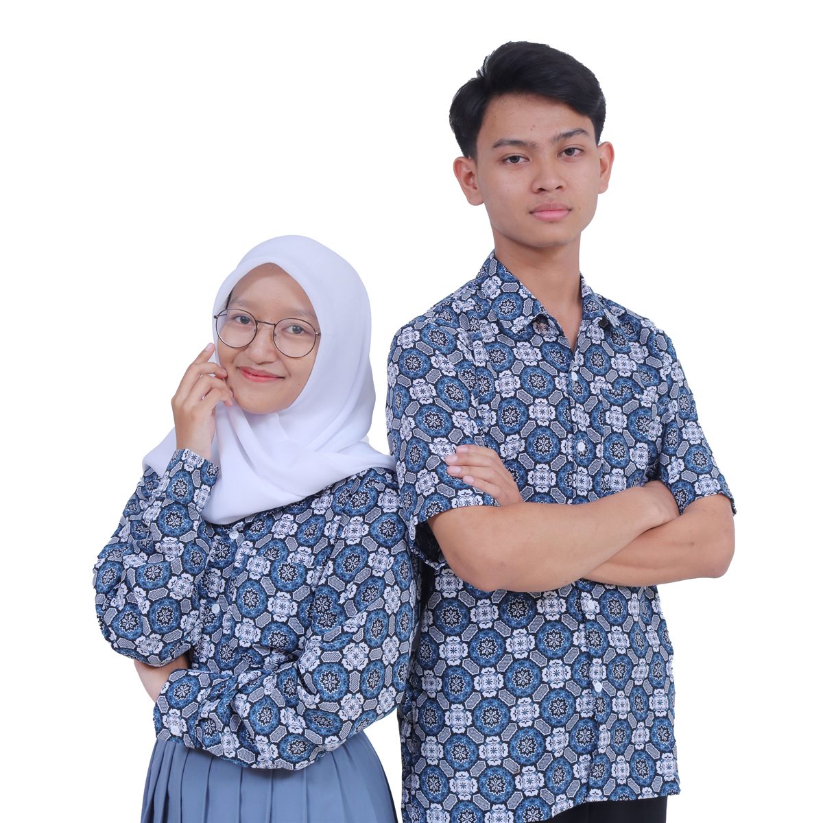 Seragam batik sekolah dikenakan dua orang pelajar